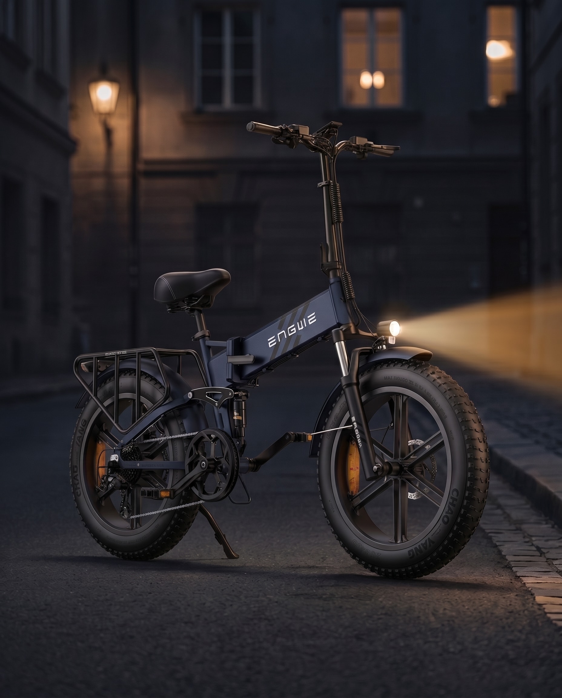 ENGWE Engine Pro 2.0 in Mitternachtsblau, nachts auf einer gepflasterten Straße geparkt, Scheinwerfer eingeschaltet